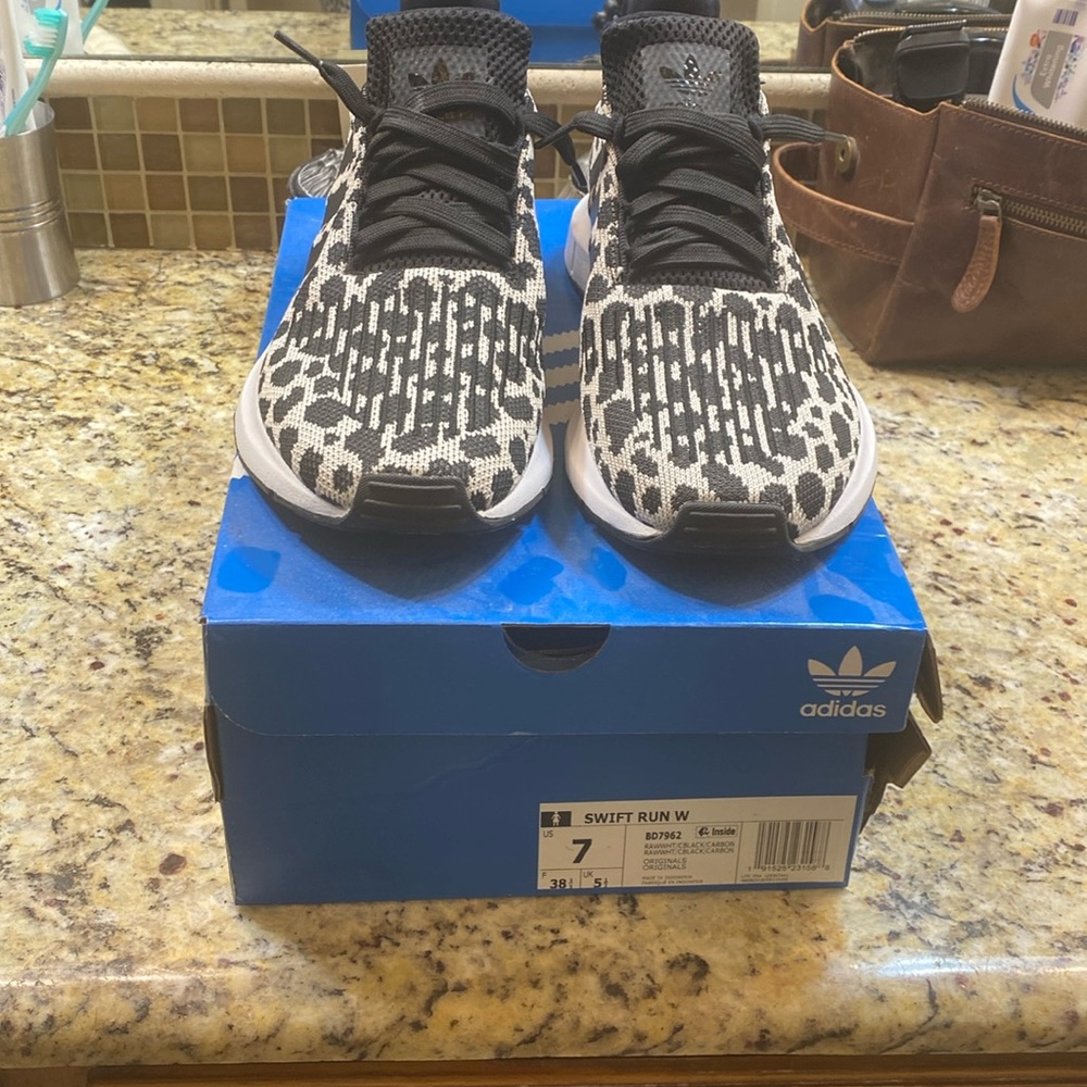 Size 7 Adidas Swift Run tennis shoes. Worn twice. Size 7 Women’s.